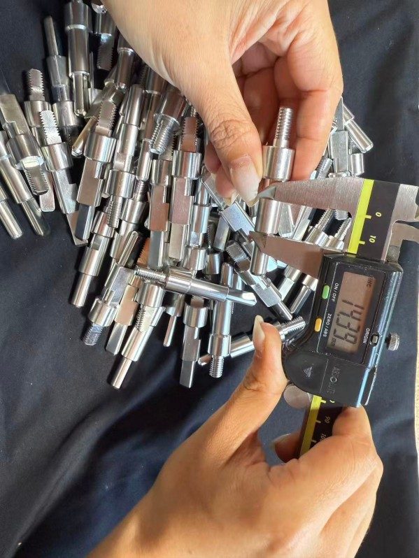 Ang Tuoyuan Metal ay Nagsasagawa ng Quality Inspection para sa Mga Produkto ng Mga Bahagi ng Sasakyan